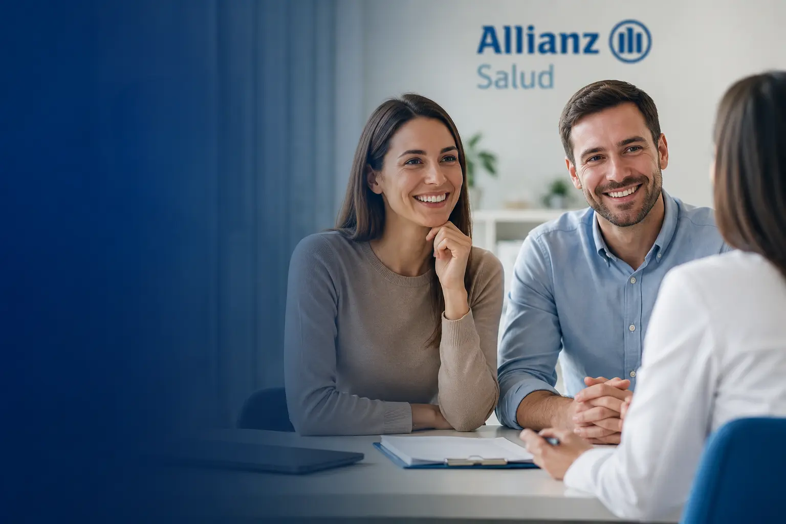 Asesoramiento personalizado sobre precios del seguro médico Allianz Salud 2026 para pareja en oficina de seguros privada